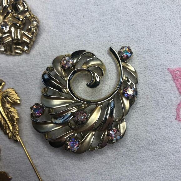 VIntage lot of 9 Brooches Pins and clip on earrings Gold Tone - Picture 15 of 16